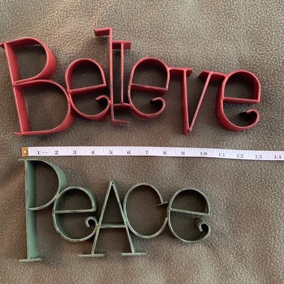 Cute Believe and Peace metal standing signs. Approx 5” tall. 13” long & 9 1/2” - Picture 2 of 6